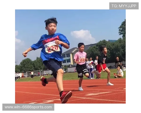 球星携萌娃亮相足球场萌态可掬展现父爱与运动激情