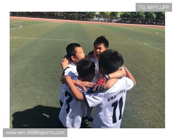 足球星球简笔画彩色风格创作，带你领略别样的绿茵魅力与创意艺术世界